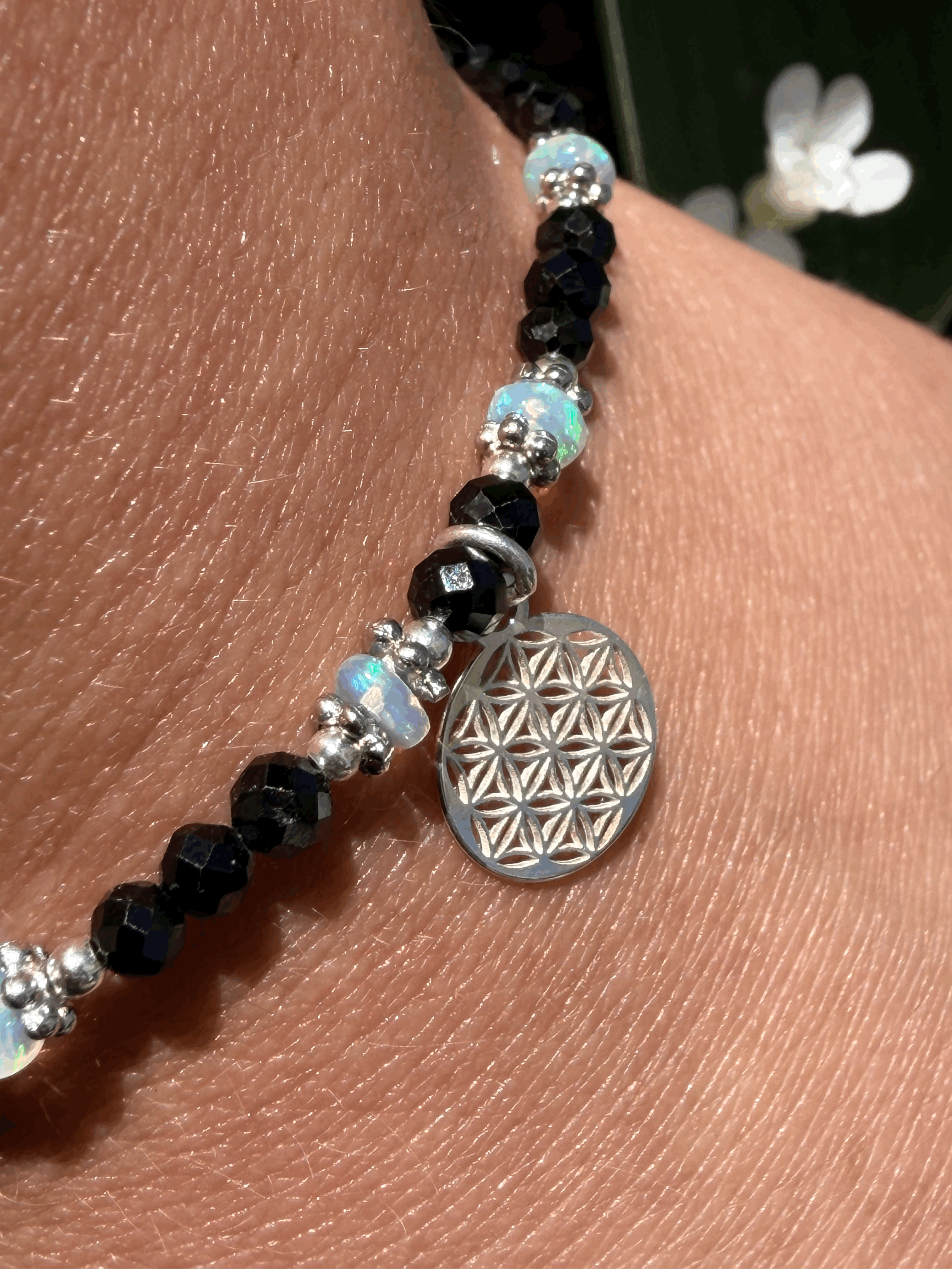 Handgefertigtes Turmalin Armband mit Edelopal und Silberdetails getragen