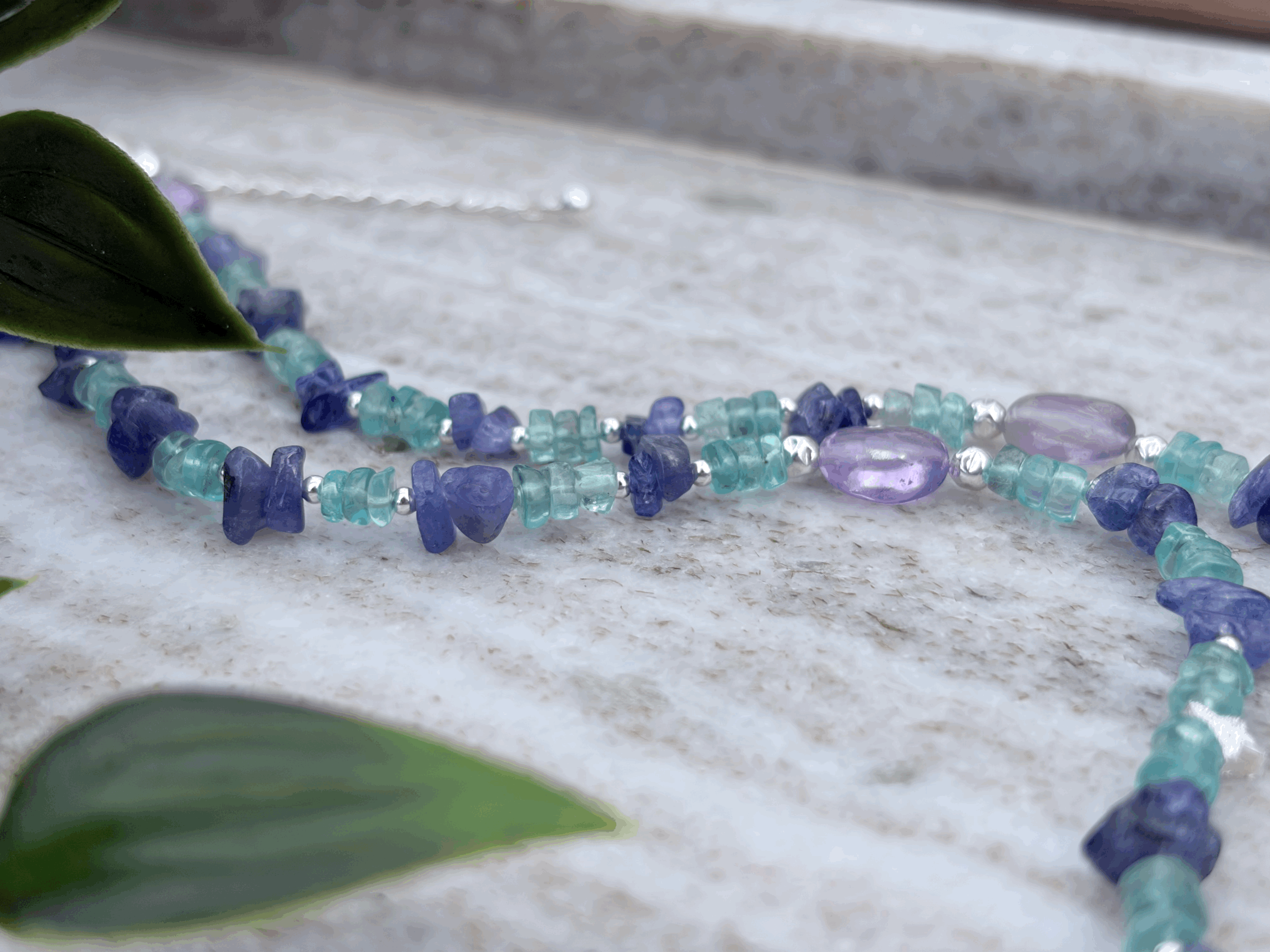 Hochwertige Apatit-, Tansanit- und Amethystperlen im Detail