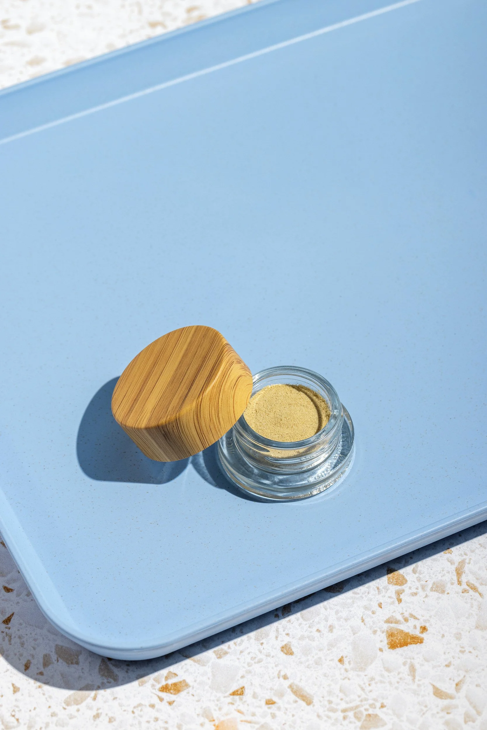 retail-blue-cannabis-keif-on-tray_KA3298.jpg