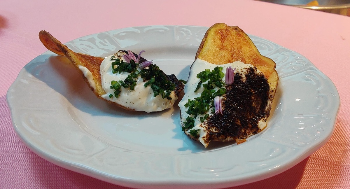 The amuse bouche starts the meal in the most delicate and delicious way. 