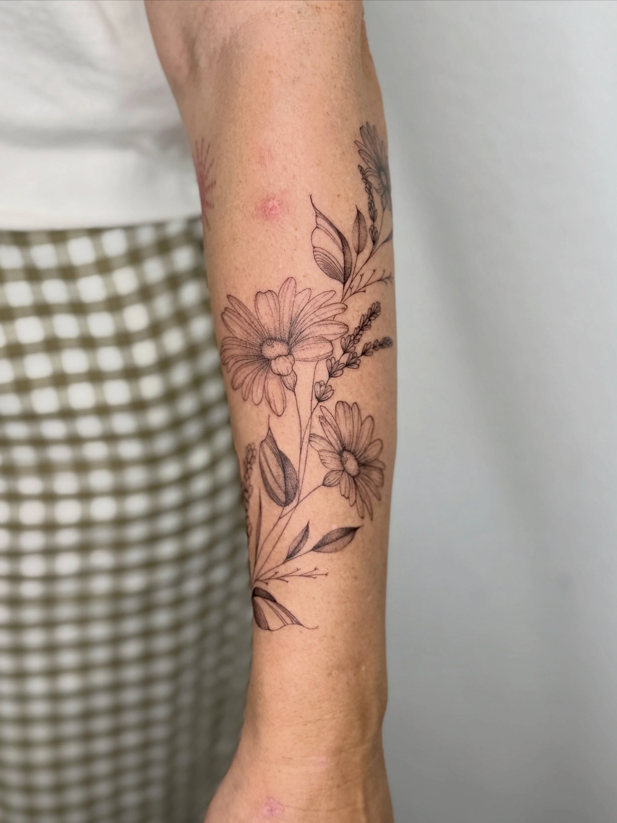 Floral wraps have my heart I could do them all day 🌼

.
.
.
#finelinetattoo #floraltattoo #femaletattoos #orangecountytattooartist #privatestudio