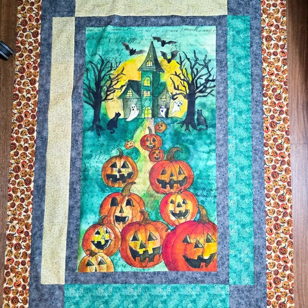 Jack-o'-Lantern Lane is here 🎃🦇

Haunted house, jack-o'-lanterns, ghosts, and bats, all in one cozy Halloween quilt kit. Panel, fabric, and binding included. Beginner friendly with easy cutting instructions. Nevermore pattern, Emerald Hollow fabric