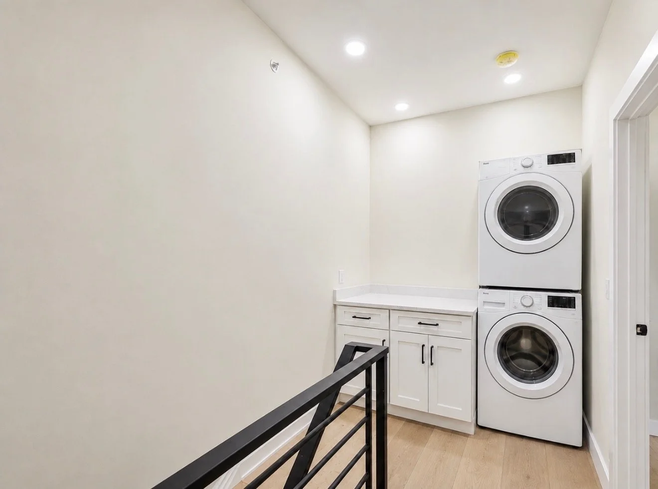 The Shed Res | 5 Mins from University City
Private Suite w/ Queen-sized bed, kitchenette, laundry, private bathroom, smart tv, and Wi-Fi