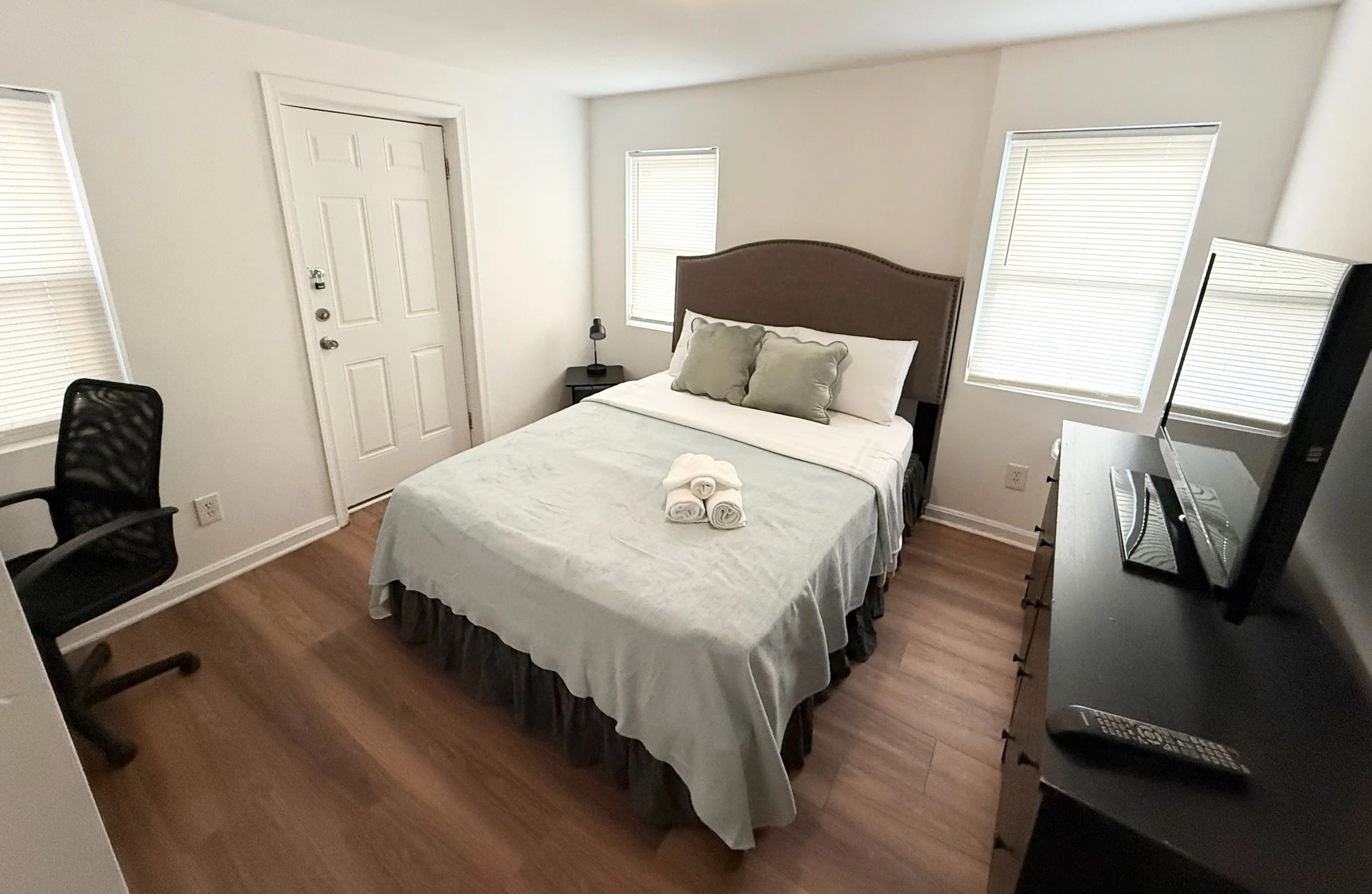 Spacious Private Room with Queen size Bed

Room Includes: 

Queen size bed 

Dedicated workspace with desk lamp

Fast Wi-Fi speed

Tv with Amazon Fire stick and remote

Full length mirror 

Closet with hangers, tabletop iron board, iron, and hamper

