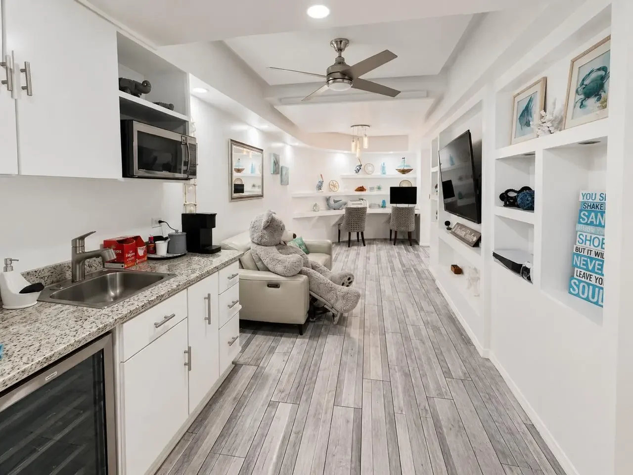 Kitchenette & lounge