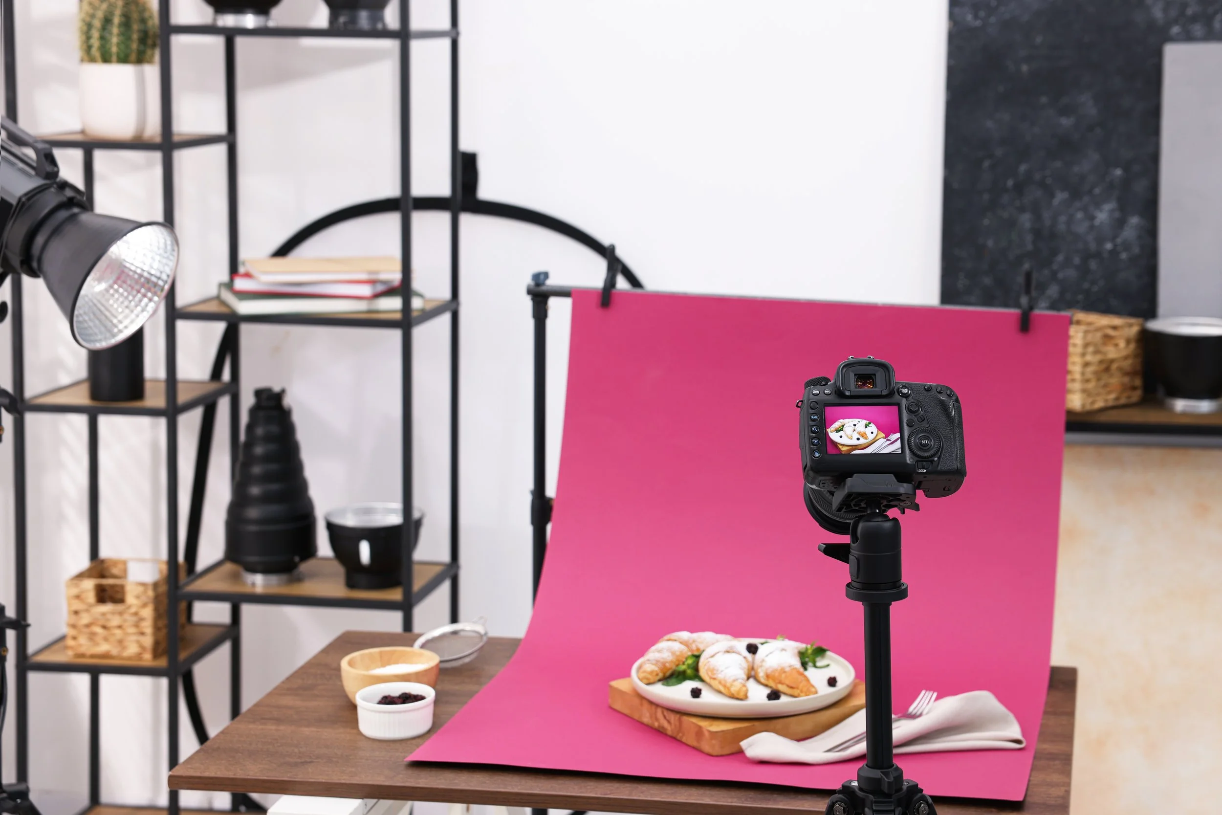 shooting-tasty-croissants-with-camera-in-studio-p-2026-05-08-17-09-16-utc.jpg