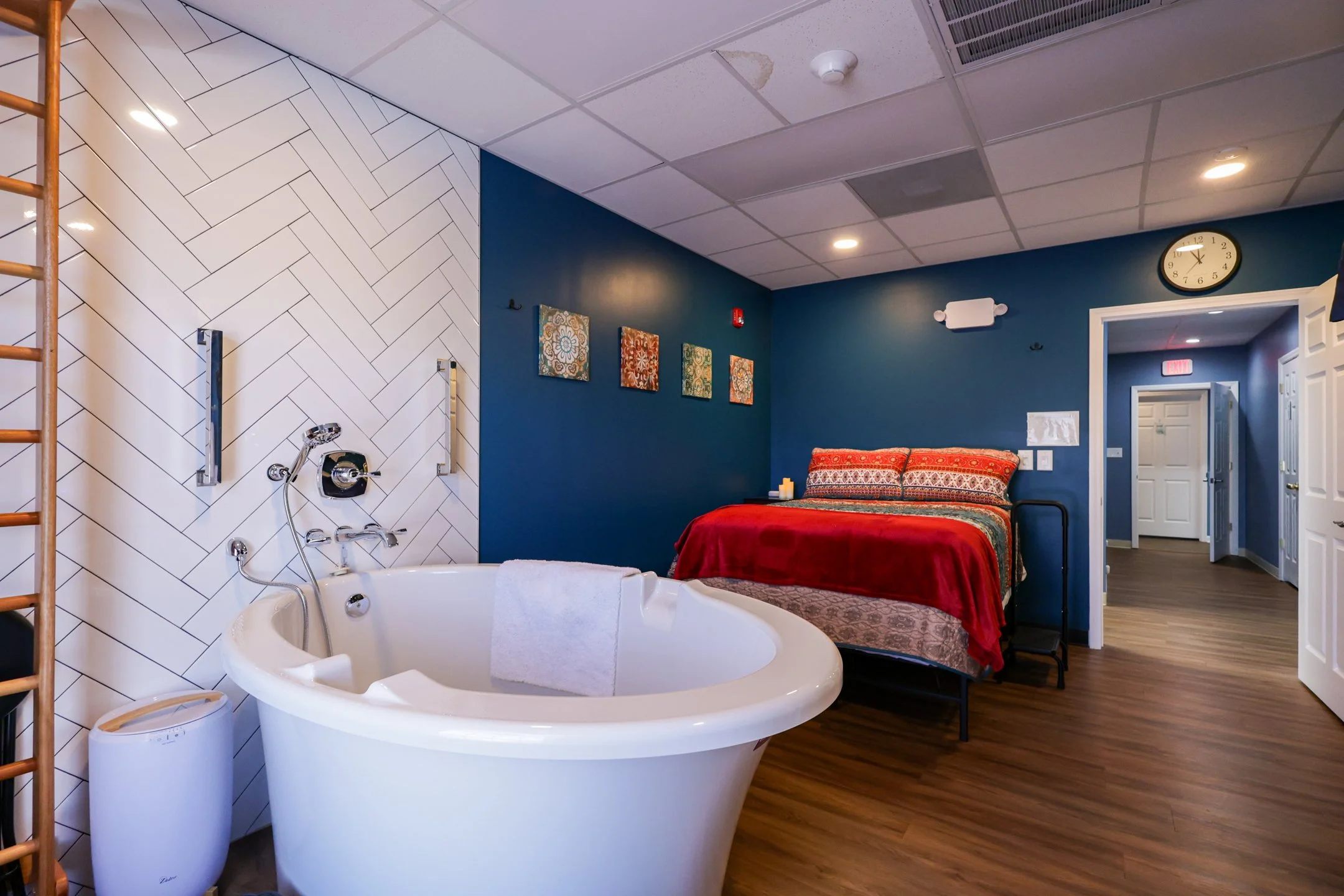 birth suite at clarksville midwifery showing red bed
