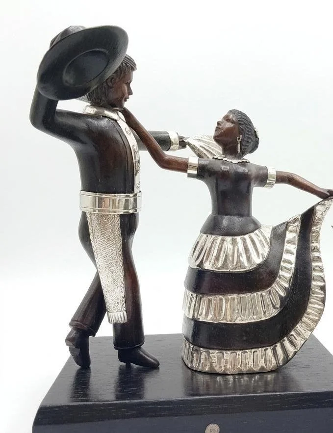 Escultura Pasión por la Marinera