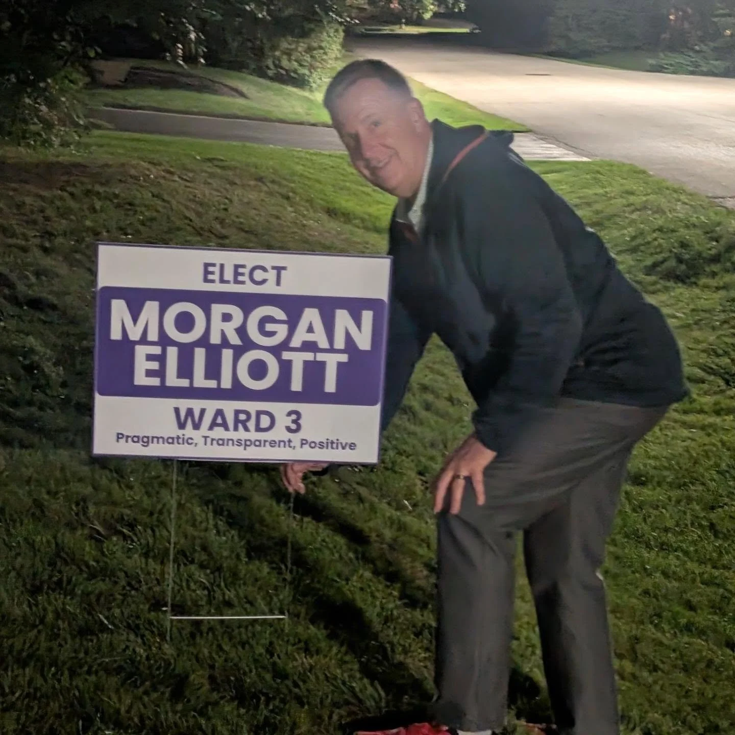 12:01 am. The first few signs are already out there! 

#oakvillevotes #ward3 #pragmatic #transparent #positive