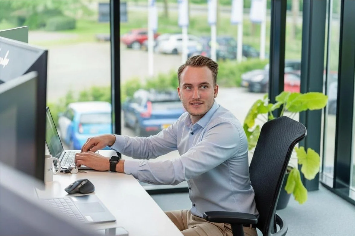 Leendert Beltman, MSP Operations Consultant at Alvedán, working at his desk