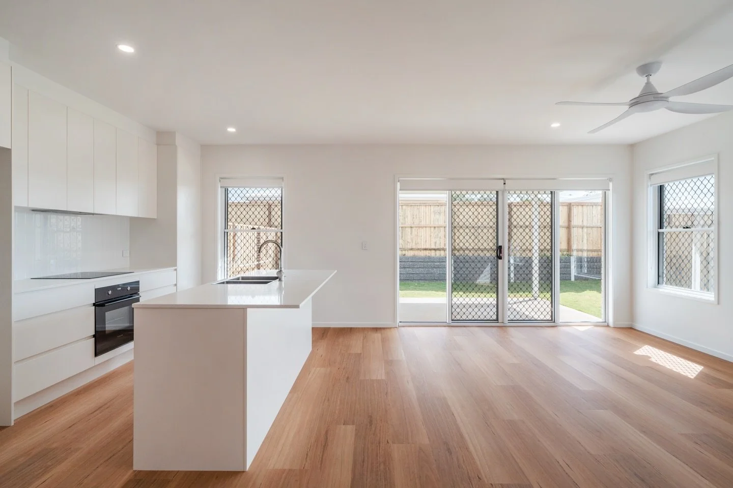 Showcasing this beautifully designed open plan kitchen in a dual key single unit in Morayfield&rsquo;s Affinity Estate. Clean lines, smart layout, and seamless flow make it simple, functional, and perfect for modern living.

#MorayfieldLiving #OpenPl