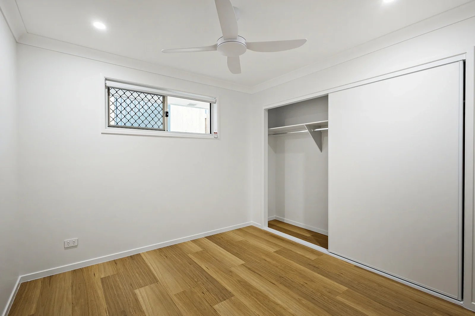 38_Kensington_Dr_10.webp