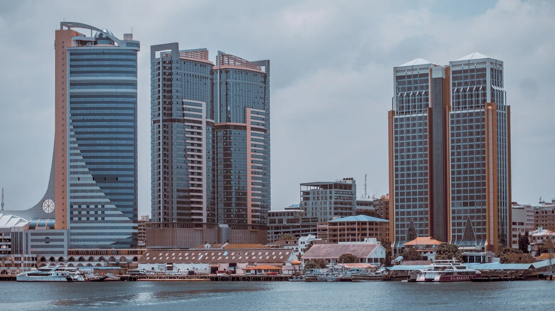 Dar es Salaam / Dodoma — Capitals of Tanzania