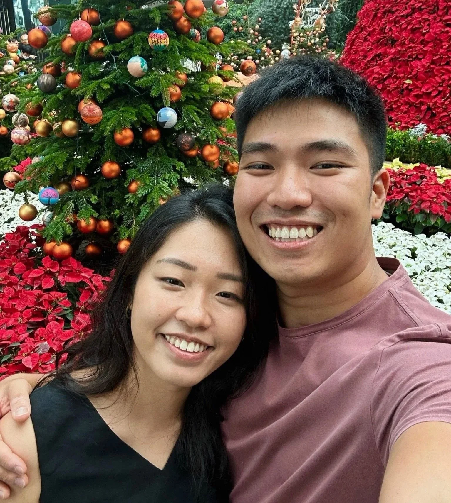 And just like that, they started dating 👫🏻
Their first date as a couple was at Flower Dome, surrounded by Christmas Avatar magic and the happiest smiles. ✨