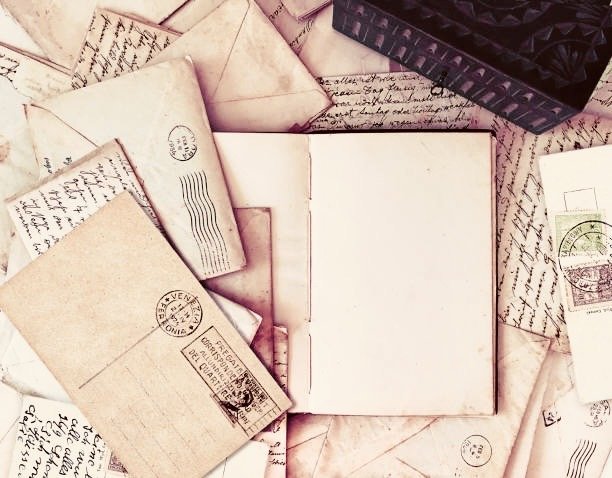 Verzameling oude brieven en postkaarten met poststempels en handschrift.