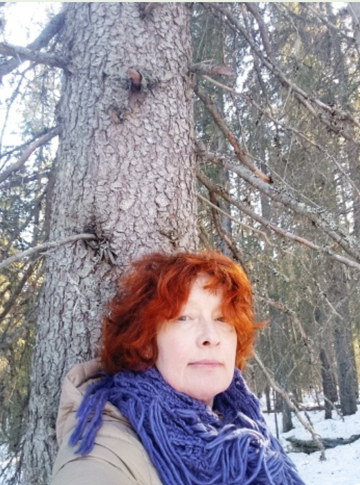 Kirjailija Sari Mikkolan muotokuva.