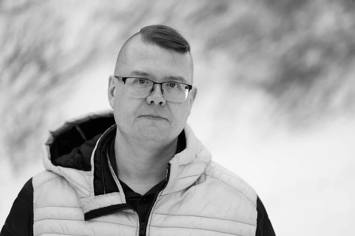 Kirjailija Pasi Hännisen muotokuva