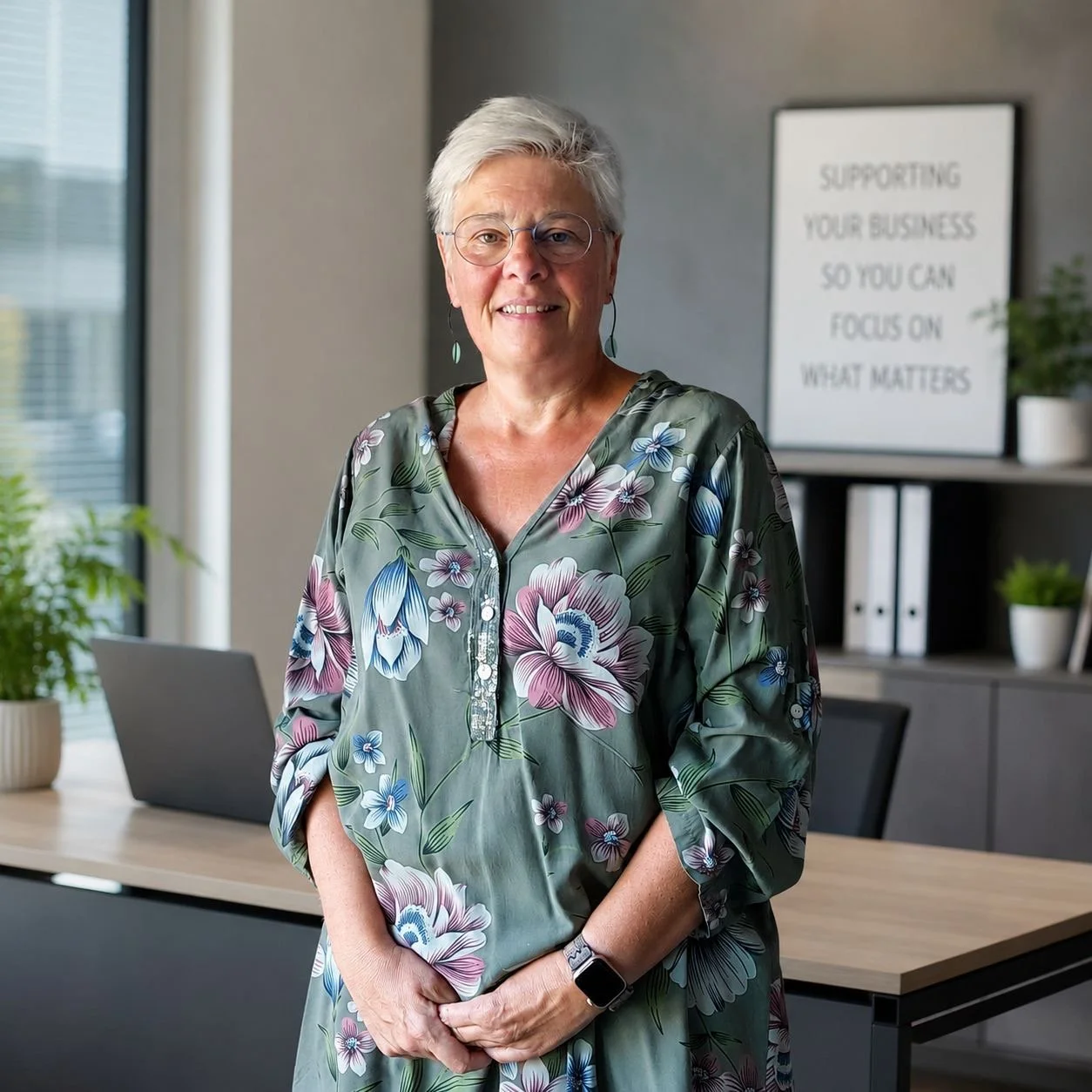 foto van de onderneemster Els in een kantoor
