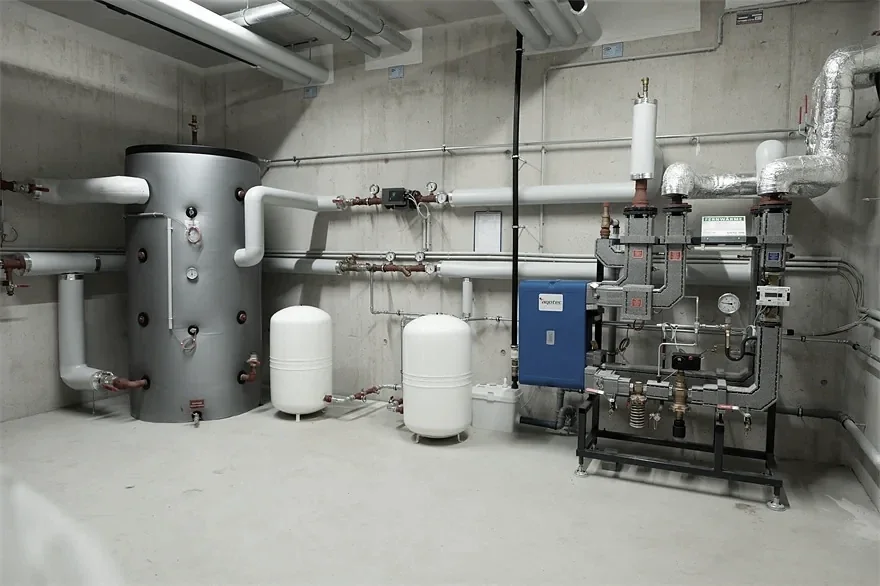 Technische Anlagen von DWT-Dienstleistung Wassertechnik mit Rohren, Druckbehältern und Steuerungssystemen in einem Kältekeller oder Heizraum.