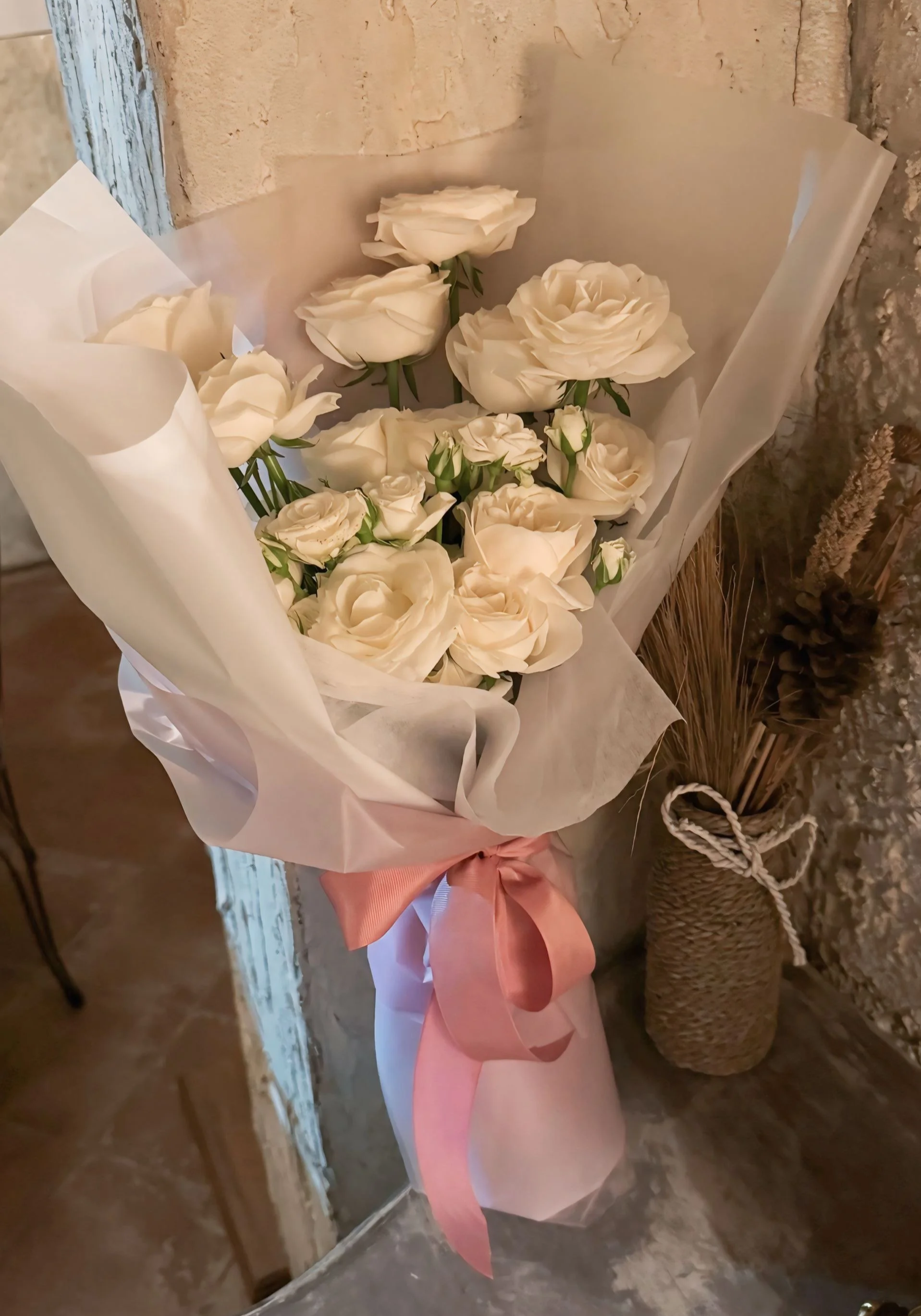 11 White Roses + Baby Rose