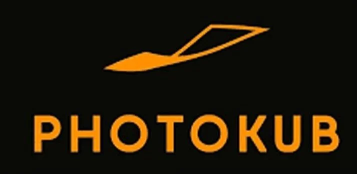 Logo de Photokub avec une icône d'appareil photo stylisé en orange sur fond noir.