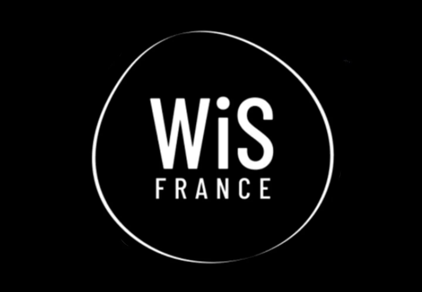 Logo blanc sur fond noir avec le texte "WIS FRANCE" entouré d'un cercle inégal.