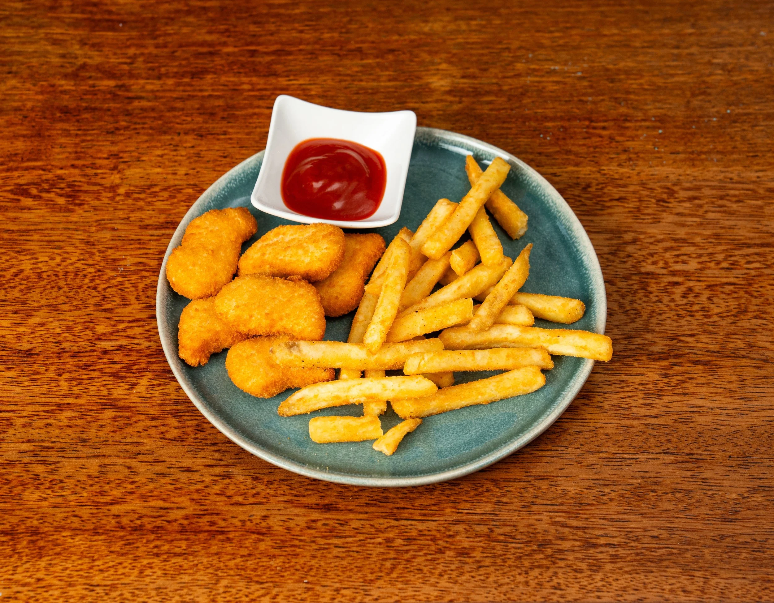 Castello Cafe Bar_CHICKEN NUGGETS AND CHIPS.JPG