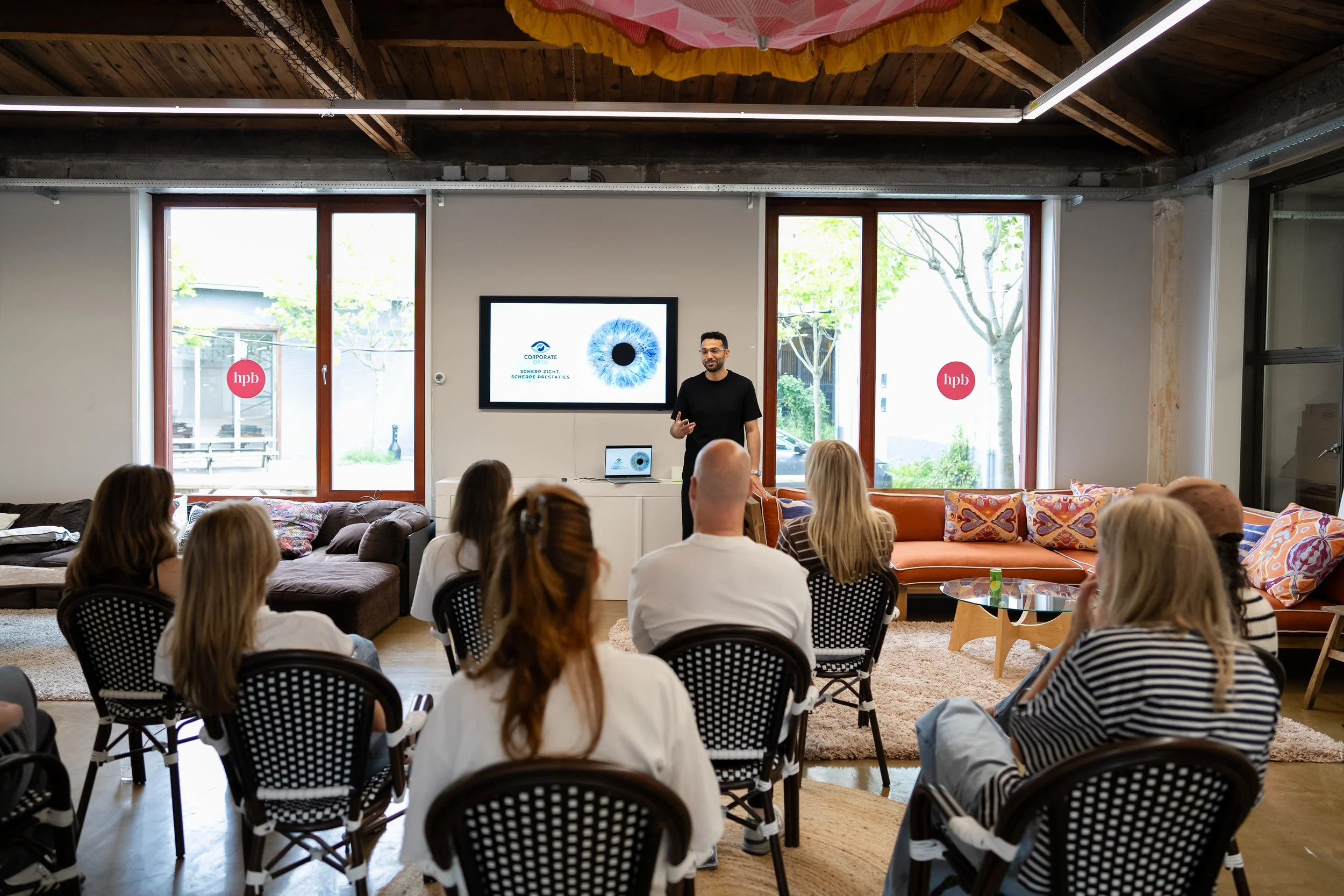 Ahmed Ibrahim van Corporate Opto geeft interactieve presentatie over ooggezondheid bij beeldschermwerk