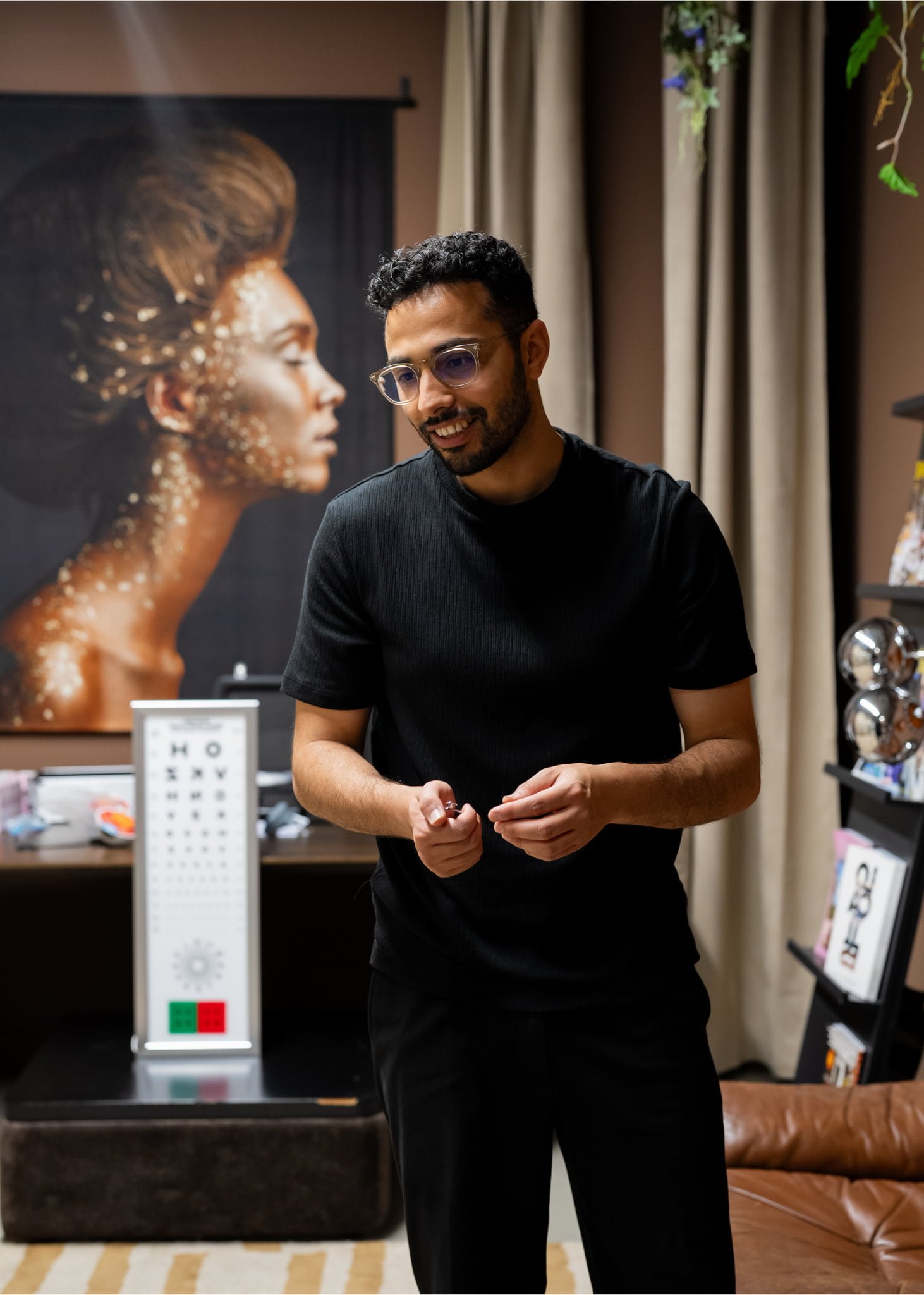 Optometrist Ahmed Ibrahim bereidt oogscreening voor op locatie bij een kantoororganisatie