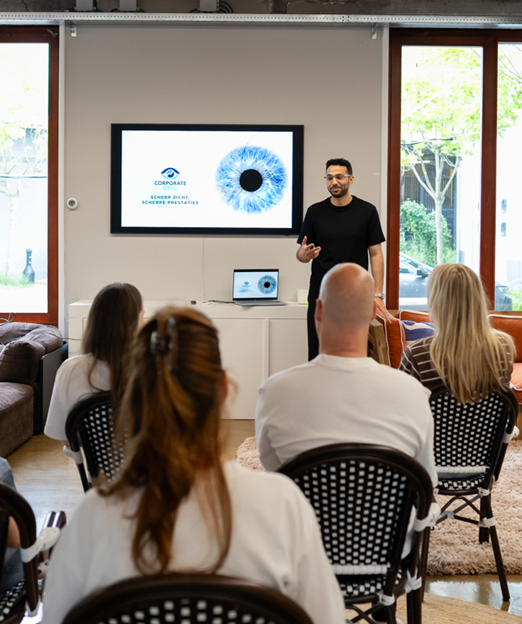 Optometrist Ahmed Ibrahim van Corporate Opto tijdens interactieve sessie over ogen en beeldschermwerk