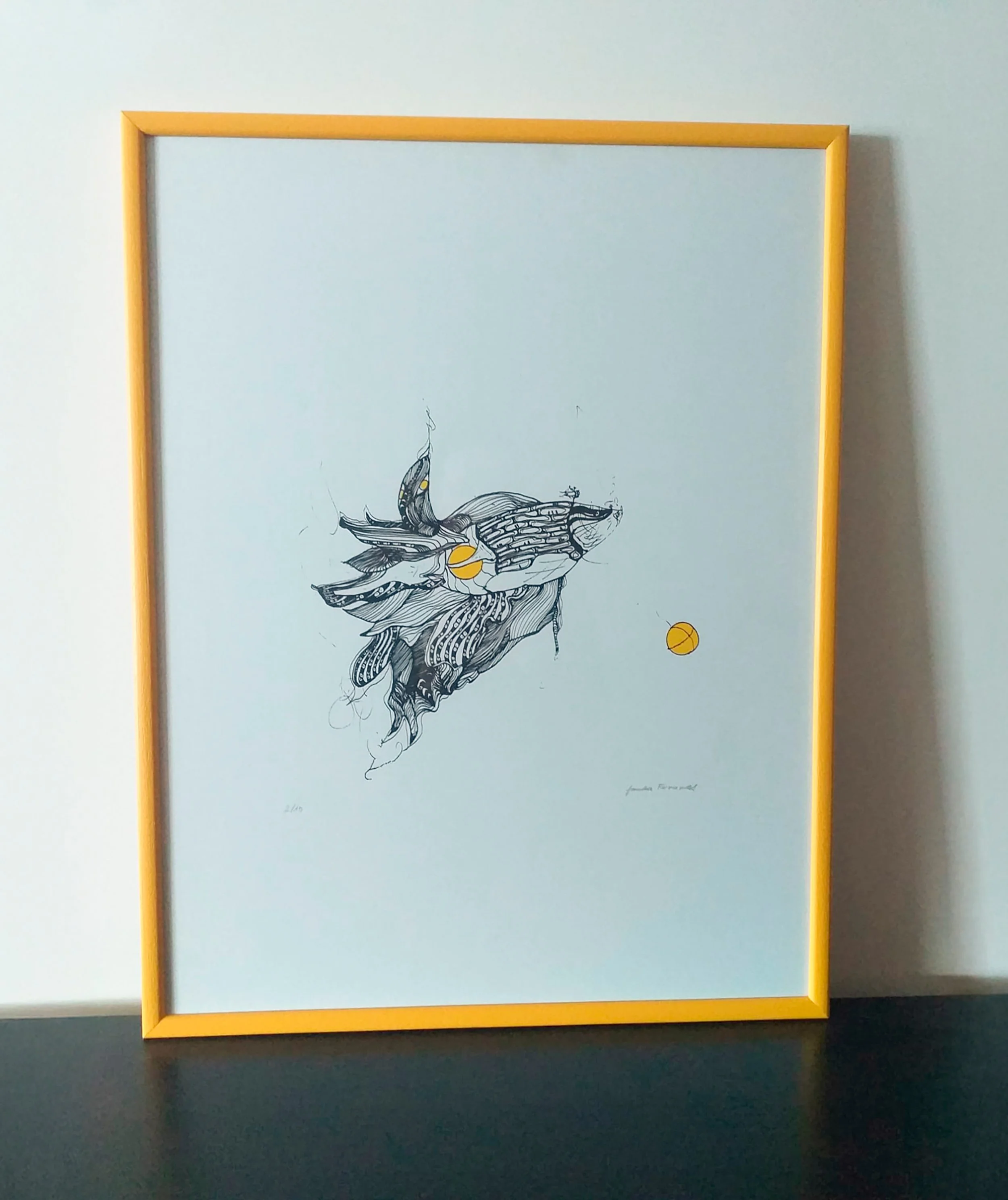 Serigrafia de Sandra Unglert Fernandes, mostrando um peixe-nave estilizado em preto, acompanhado por dois círculos amarelos sobre fundo branco.