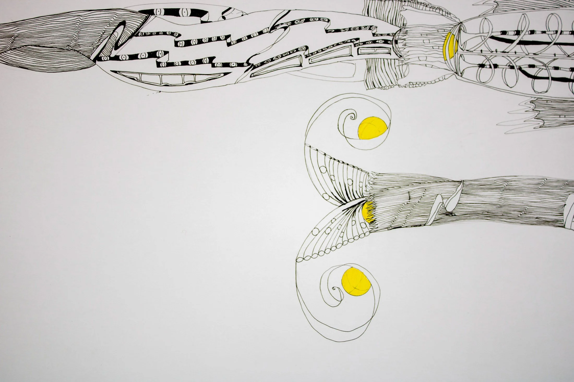 Detalhe da obra da série Remotas Derivações, de Sandra Unglert Fernandes, em tinta sobre papel, composta por estruturas híbridas e detalhes em amarelo.