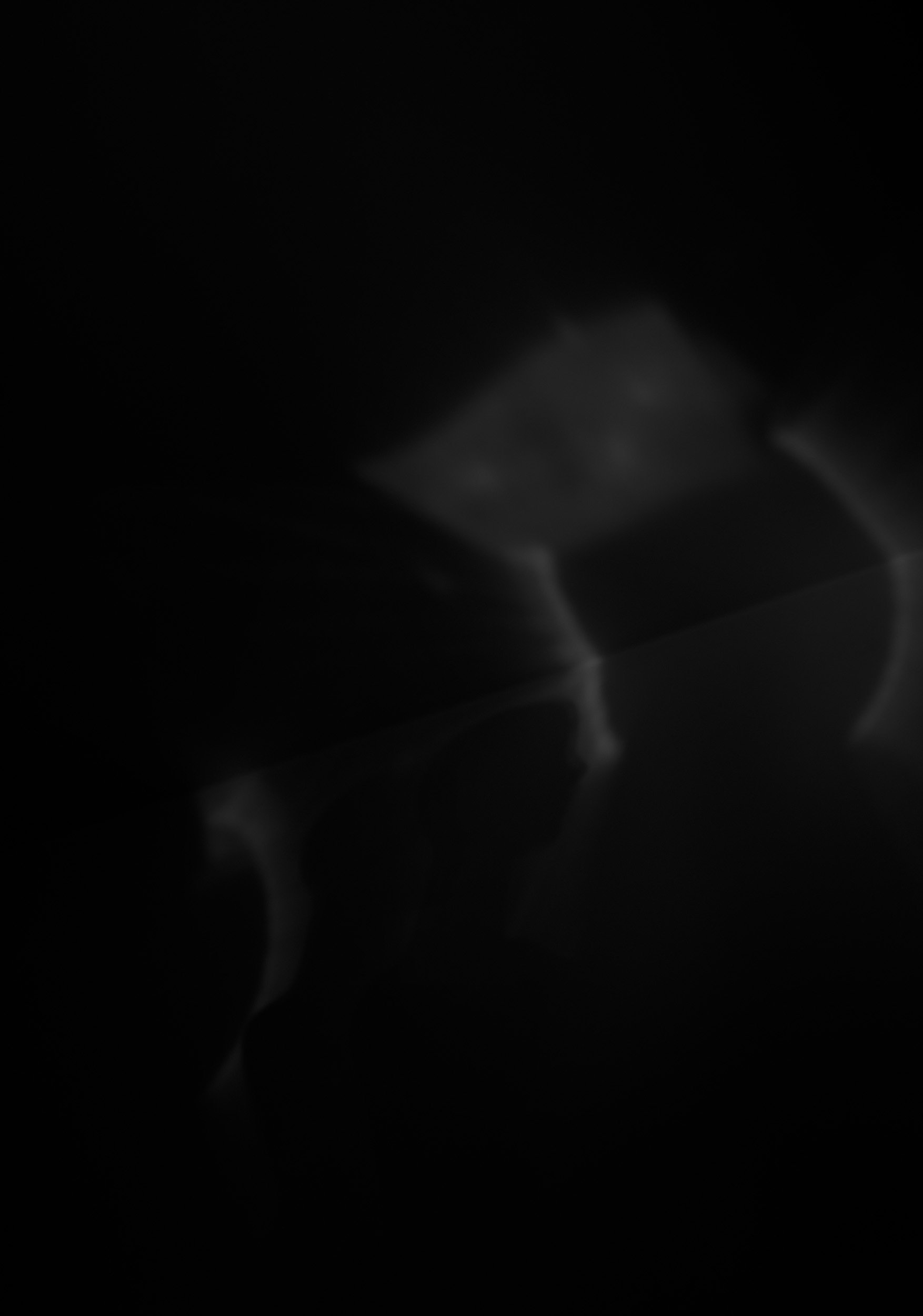 Fotografia digital em preto e branco da Série Digital 2, de Sandra Unglert Fernandes, mostrando reflexos luminosos em composição abstrata.