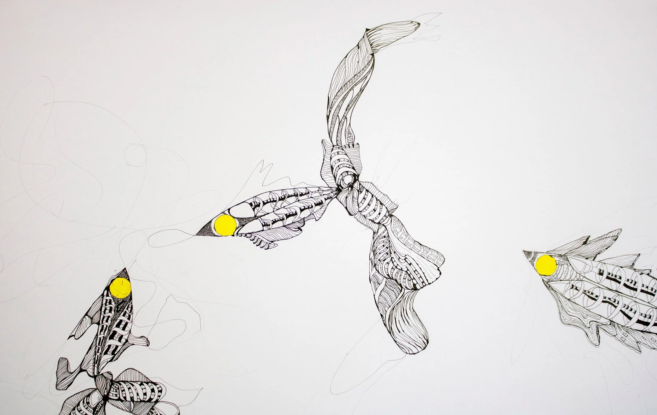 Desenho contemporâneo da série Remotas Derivações, de Sandra Unglert Fernandes, em tinta preta e marcador amarelo sobre papel contínuo.