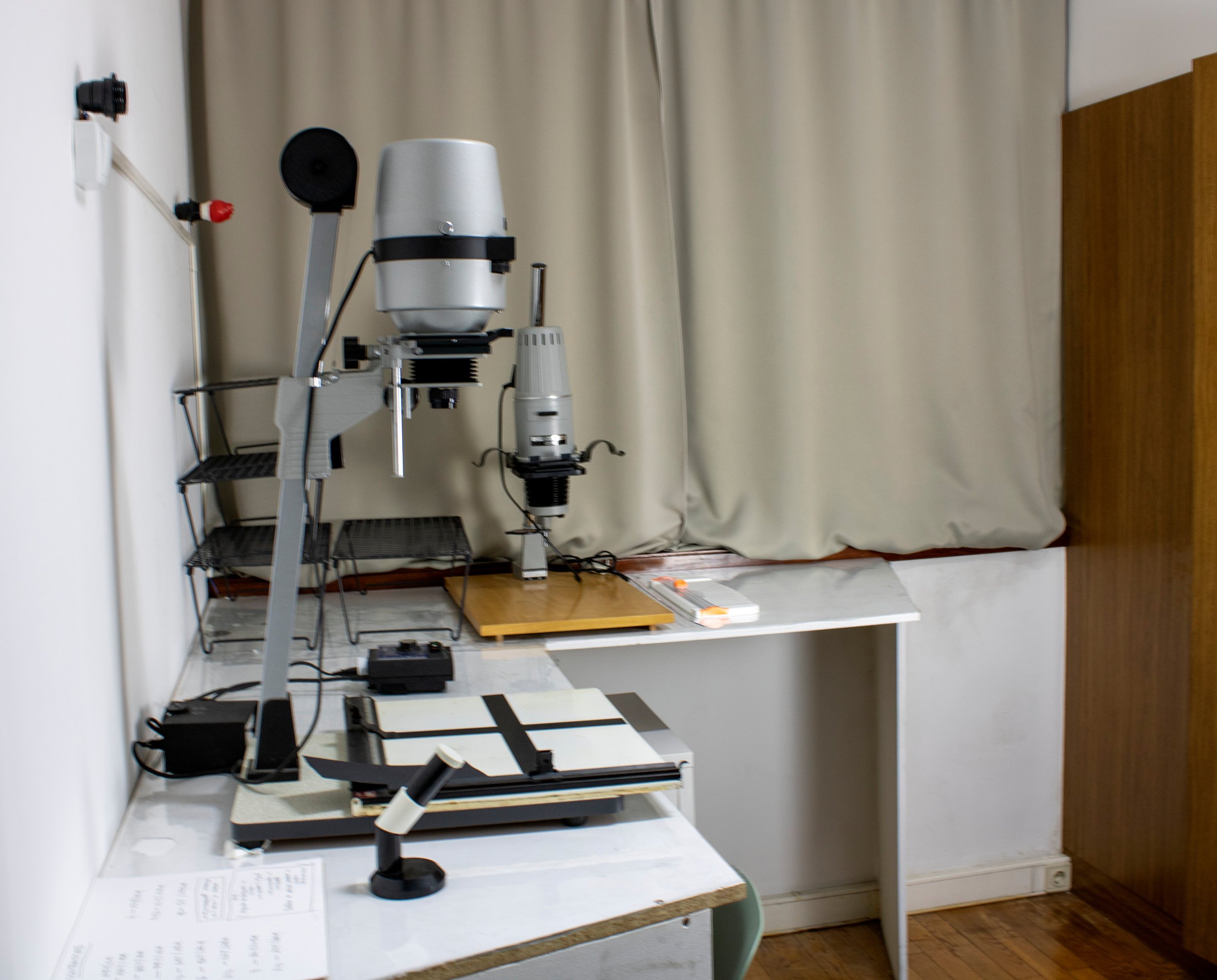Laboratório de fotografia analógica de Sandra Unglert Fernandes com ampliador fotográfico para revelação e ampliação em preto e branco, no ateliê em Vila Nova de Gaia, Portugal.