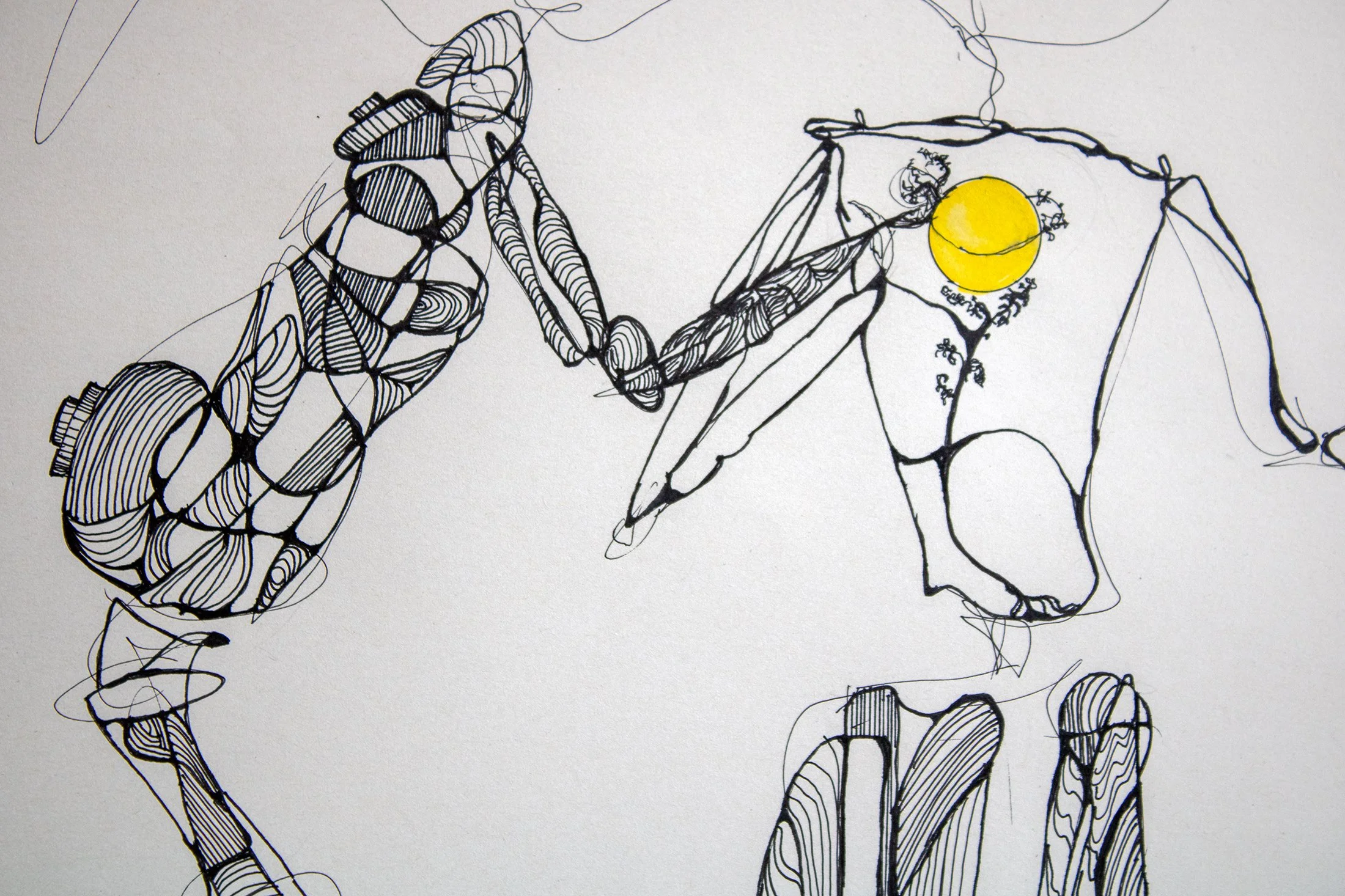 Detalhe da obra Humanas Conexões, de Sandra Unglert Fernandes. Figuras humanóides interagem nesta figura com a presença do círculo amarelo.