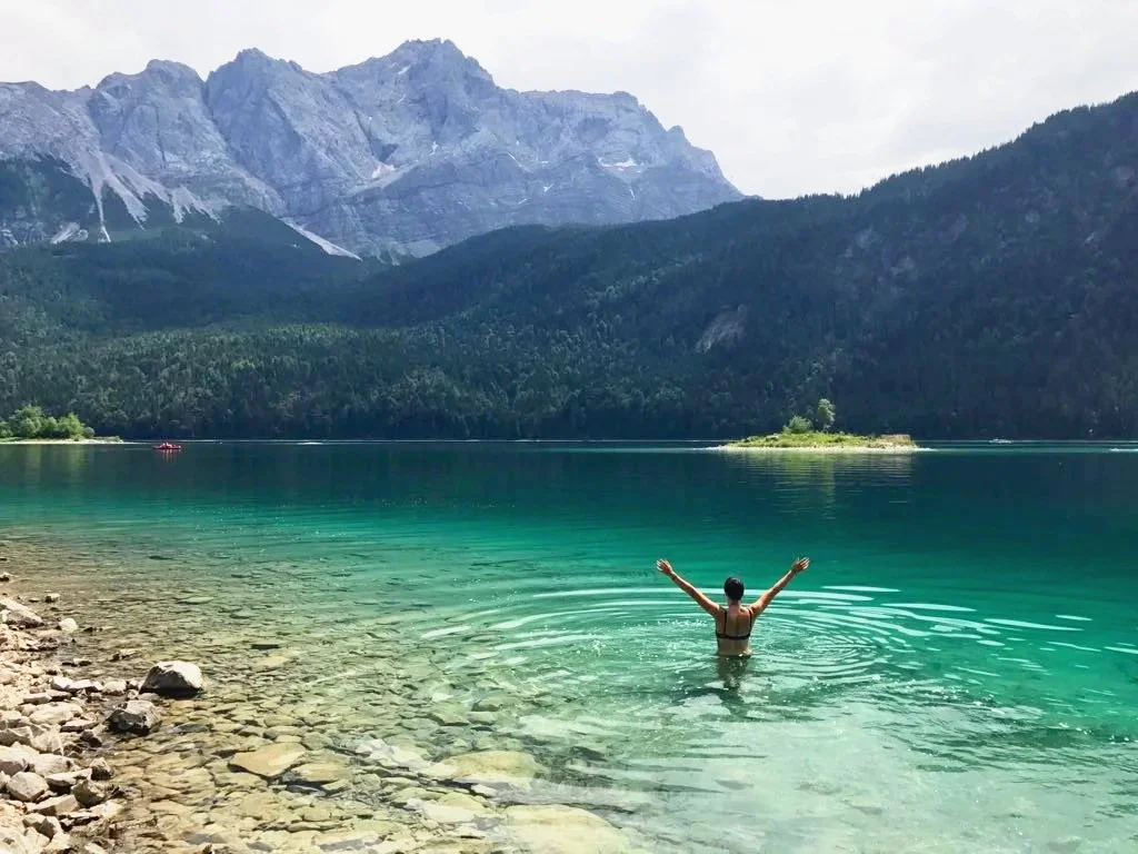 Nina Müller im See an der Zugspitze