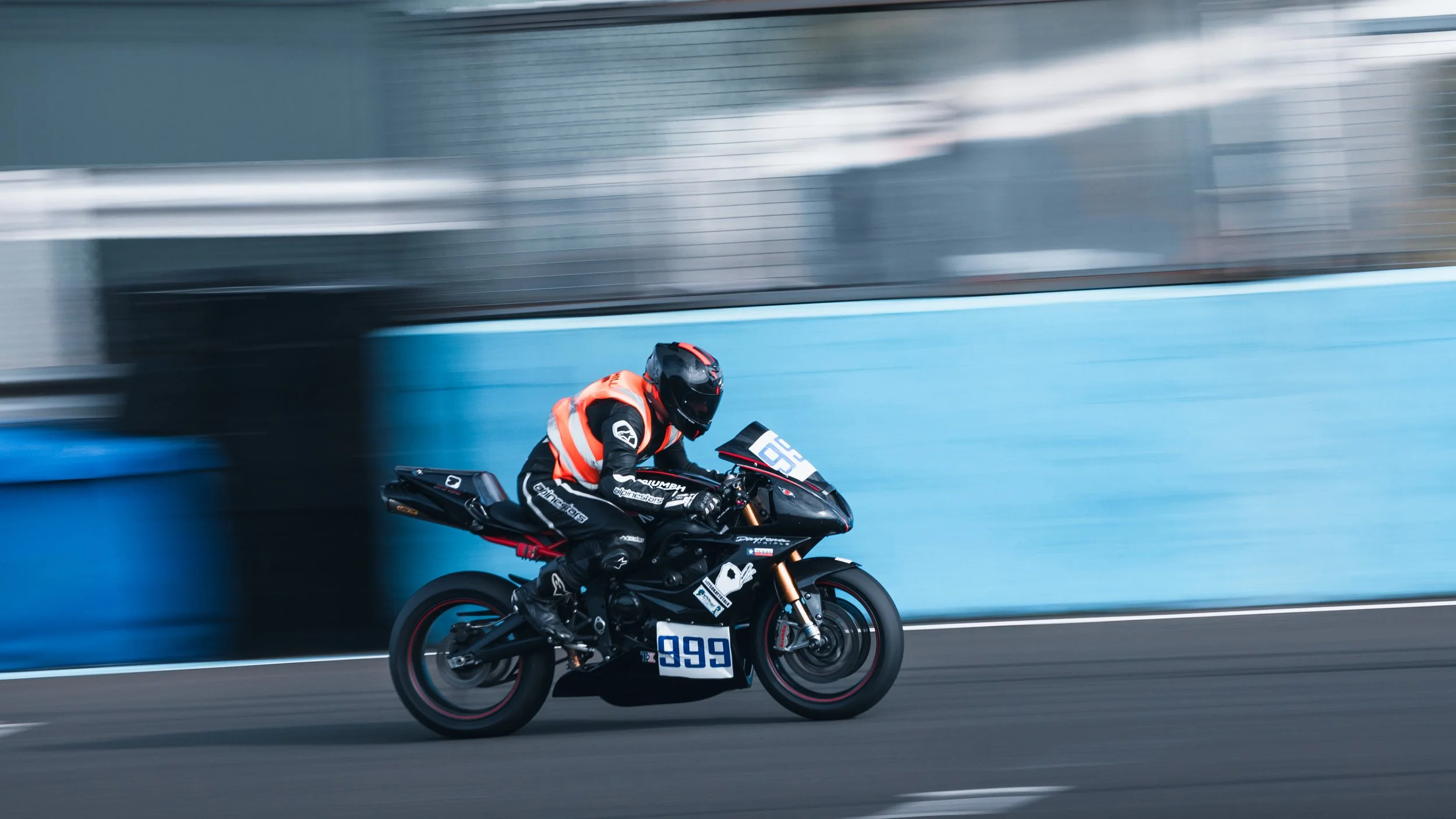 Motorcycle racing at knockhill