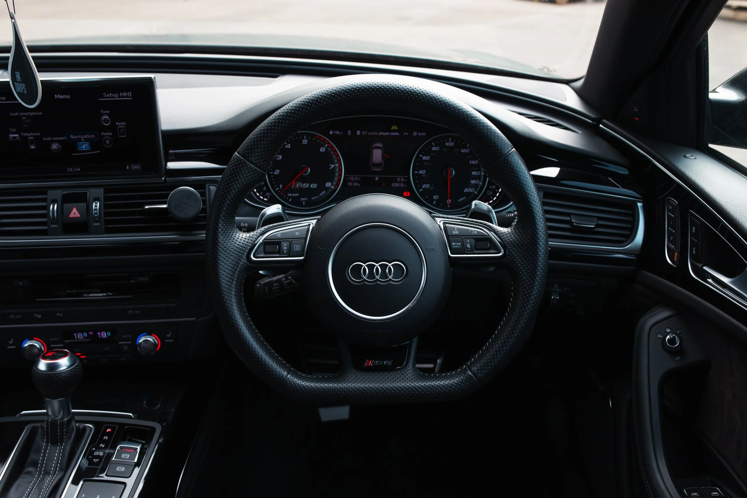 	
Audi RS6 Avant C7 interior shot