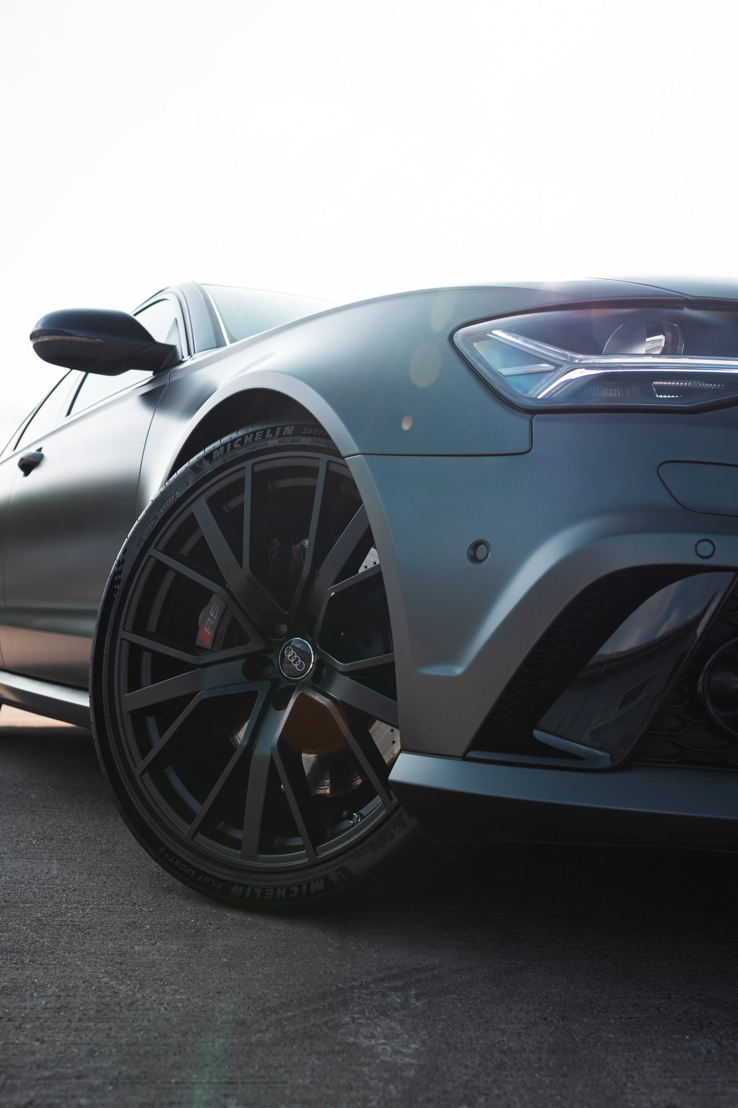 Front driver side wheel of Audi RS6 Avant C7