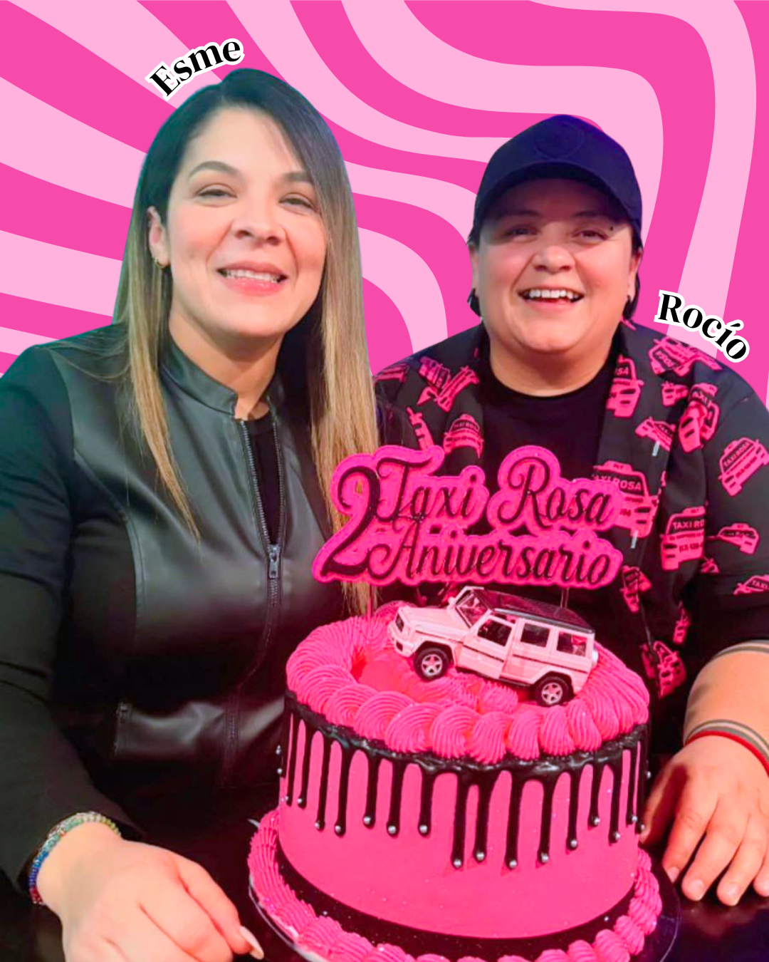 Una mujer y un hombre posando con un pastel rosa que dice 'Taxi Rosa 2 Aniversario' y decorado con una figura de un vehículo amarillo. Ambos sonríen, la mujer lleva una chaqueta gris con negro, y el hombre lleva una camiseta negra con estampados rosas y una gorra negra. Fondo con ondas rosadas y frases 'Esme' y 'Rocío'.