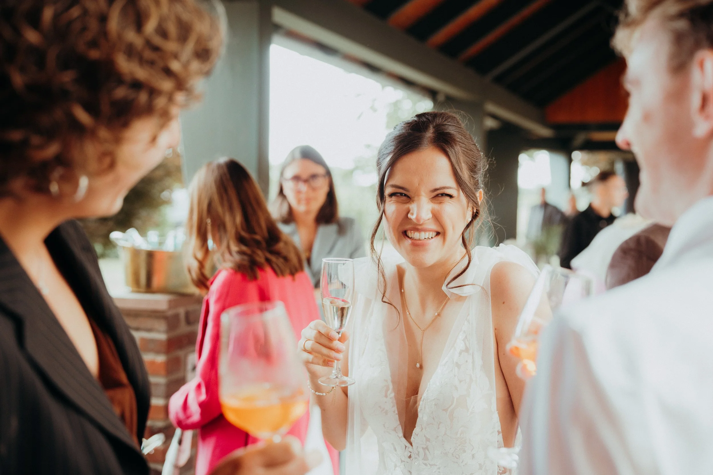 Menschen bei einer Hochzeit mit Gläsern, die sich unterhalten und lachen. Hochzeitsfilm