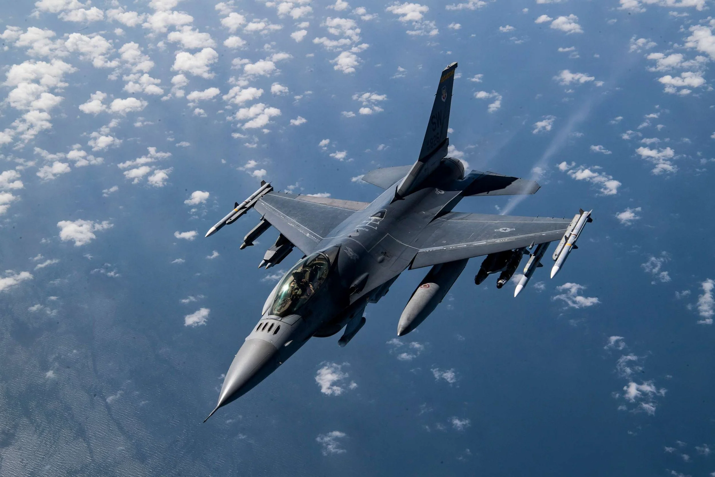 L’aviation autonome franchit un cap avec le F-16 piloté par l’IA ; un modèle de développement
