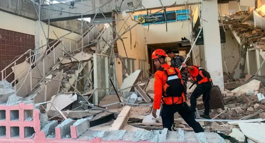 Un séisme de magnitude 7,7 frappe l’est de l’Indonésie : au moins 38 morts confirmés