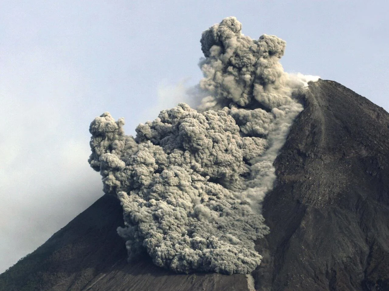 Indonésie : l'éruption de l'Anak Krakatau perturbe fortement le trafic aérien