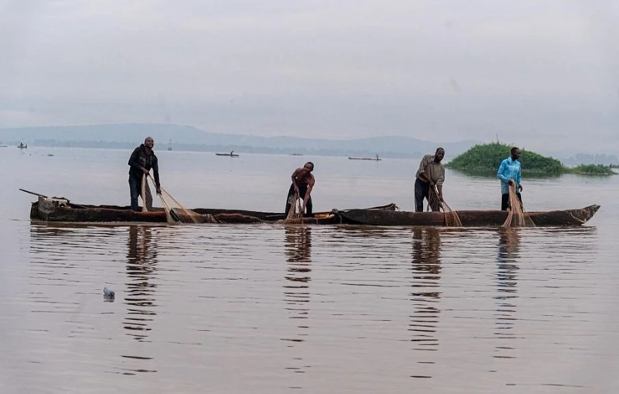 Fleuve Congo : à Kinshasa, les déchets plastiques menacent les zones de pêche