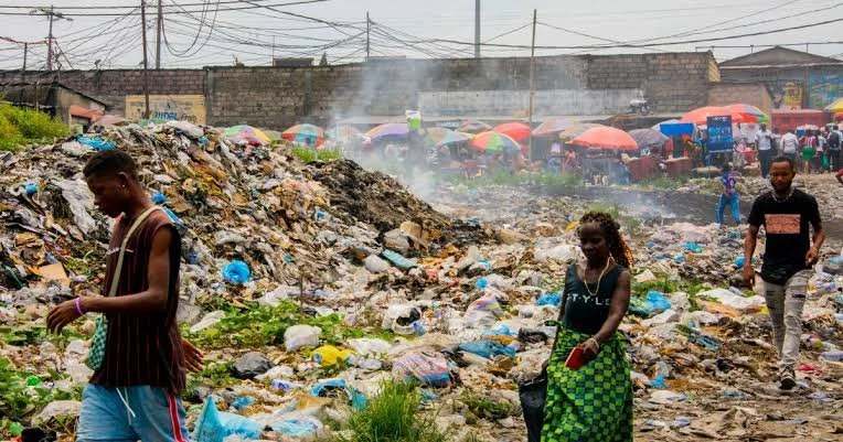 Kinshasa étouffe sous la fumée des déchets brûlés