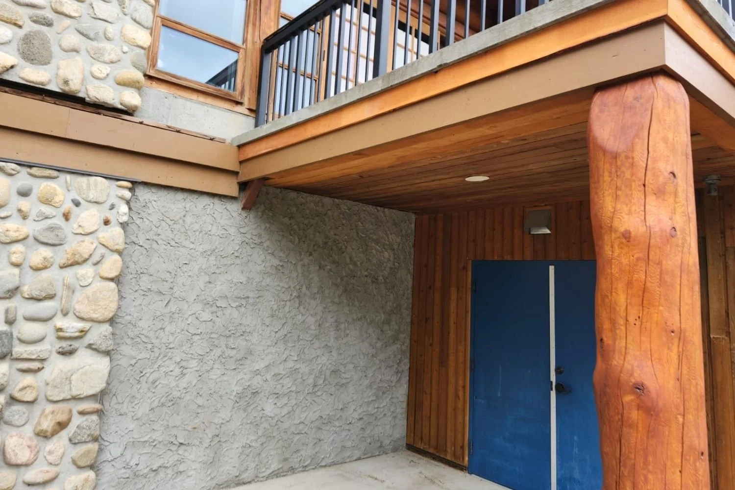 Exterior cedar siding albreda lodge general contractor MTN side