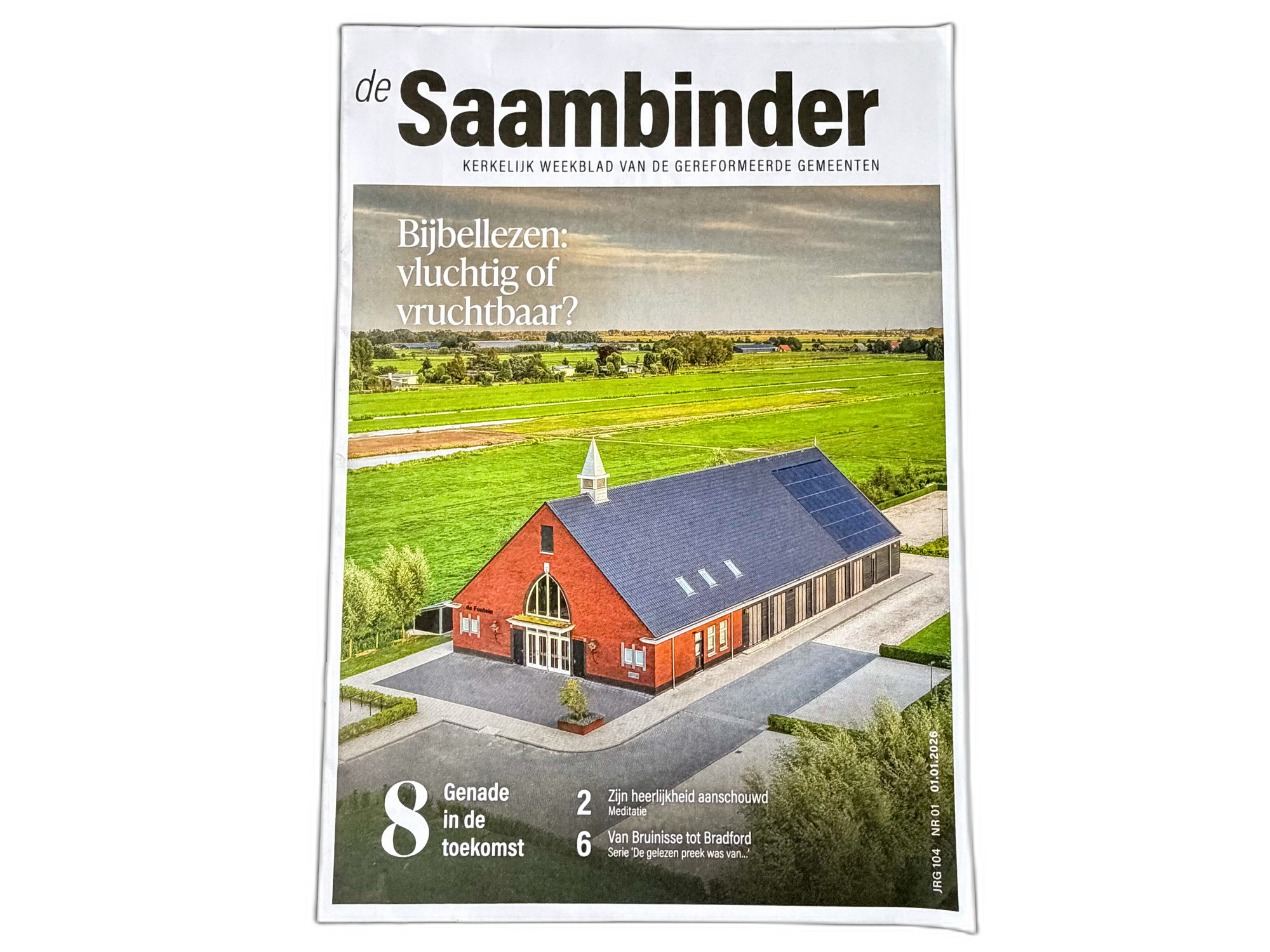 Omslag van De Saambinder met een dronefoto van de Gereformeerde Gemeente in Berkenwoude, omringd door het groene polderlandschap van de Krimpenerwaard.