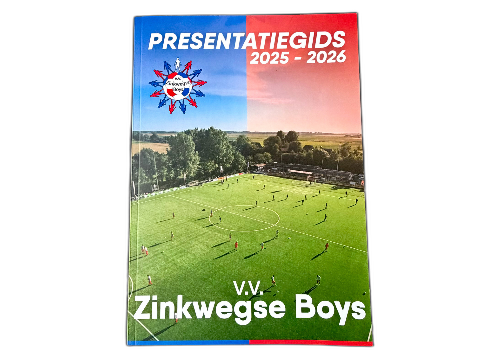 Omslag van de presentatiegids VV Zinkwegse Boys seizoen 2025–2026 met een dronefoto van het sportpark aan de Zinkweg in Oud Beijerland .